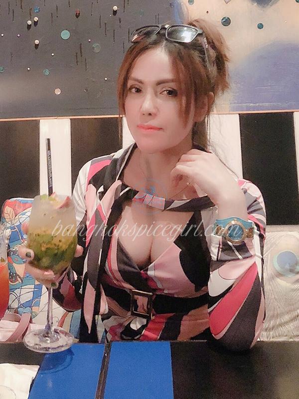 Bangkok Escort Service, Sandra show sexy boobs