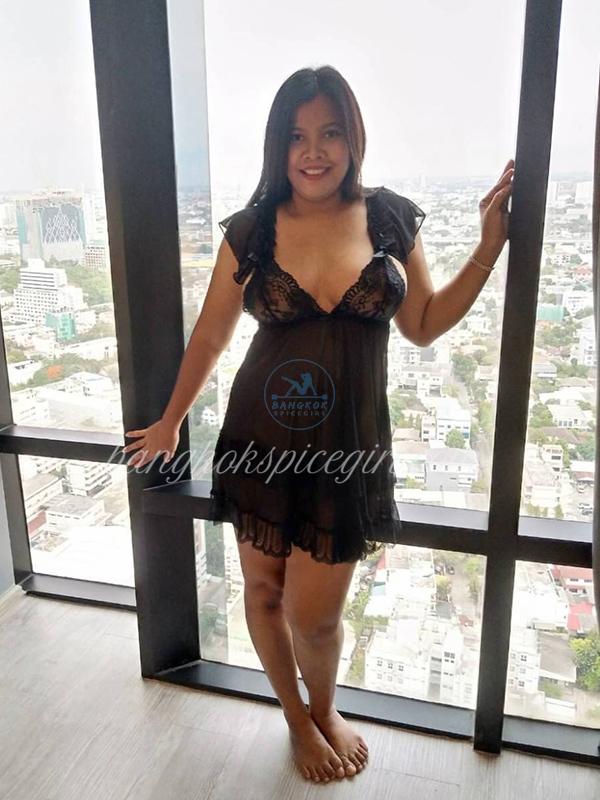 Bangkok escorts, Tina show sexy boobs